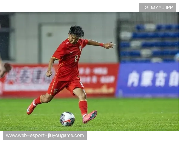 国足新星连突两人,助攻队友完成破门